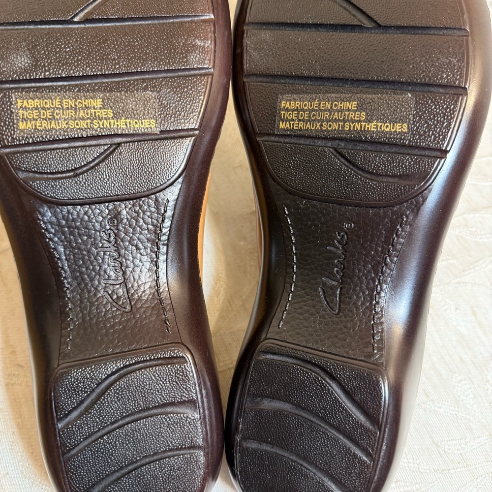 Women's Clarks bendables
Ina Bow Tan Slip in Mule
Sandals Women's Sz 9 1/2 - Picture 7 of 10